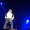 Niall Horan, démonstration de twerk à la Miley Cyrus, en concert à Adélaïde (Australie) le 23 septembre 2013