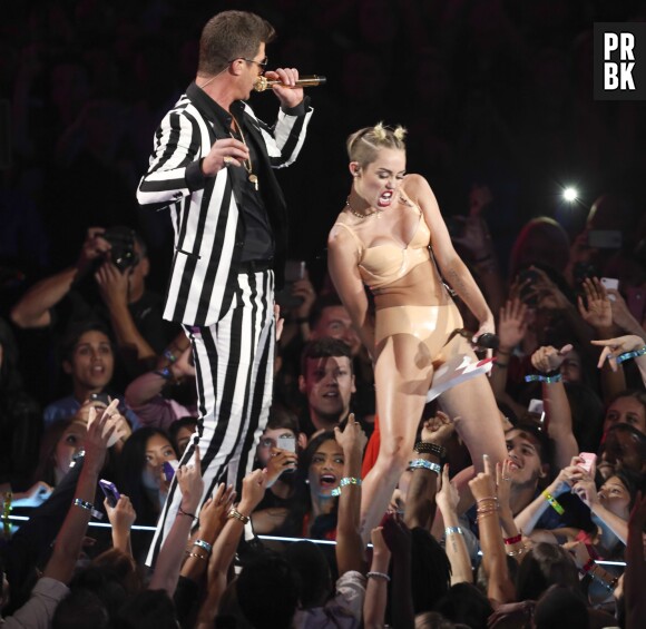 Robin Thicke et Miley Cyrus : twerk collé-serré sur la scène des MTV VMA, le 25 août 2013