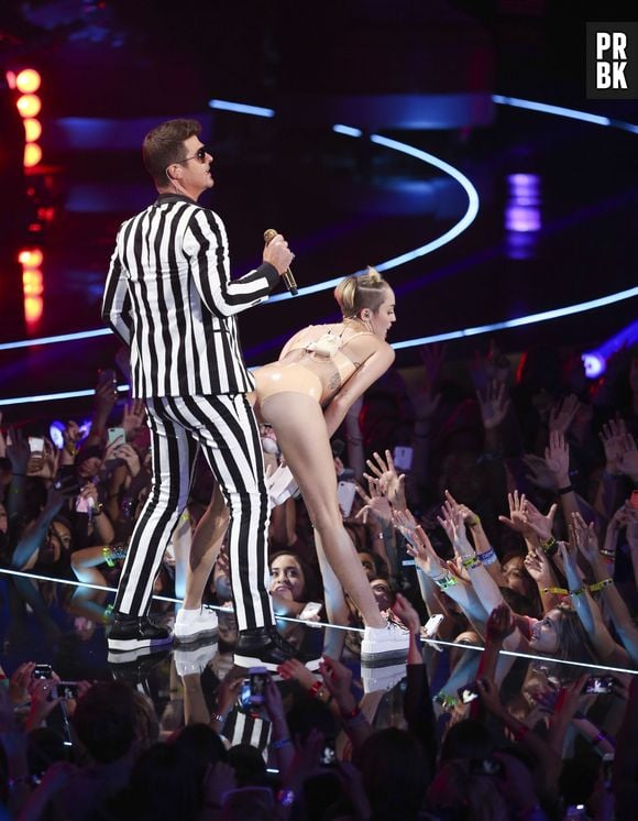 Robin Thicke et Miley Cyrus : twerk collé-serré sur la scène des MTV VMA, le 25 août 2013