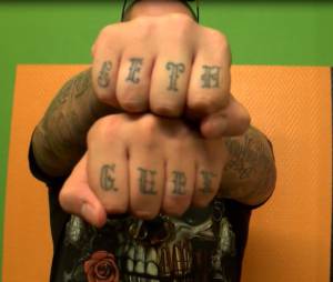 Seth Gueko, en showcase à Paris le 2 octobre 2013, dévoile ses tatouages