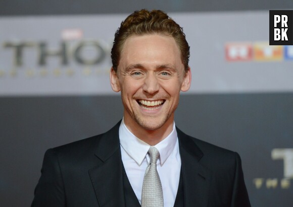 Tom Hiddleston souriant à l'avant-première de Thor : le monde des ténèbres à Berlin le 27 octobre 2013