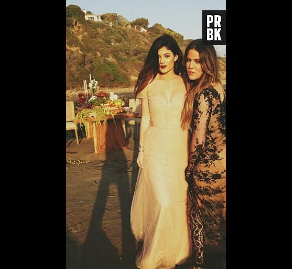 Kylie Jenner : son décolleté XL lors d'un shooting sexy avec ses soeurs et Kris Jenner