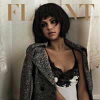 Selena Gomez : décolleté XL et pas de soutif pour la soirée Flaunt