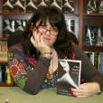 Fifty Shades of Grey : E.L James pose avec son roman