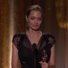 Angelina Jolie très émue pendant son discours, le 16 novembre 2013 à Hollywood