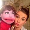 Glee saison 5, épisode 7 : Lea Michele pose avec sa marionnette