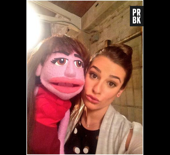 Glee saison 5, épisode 7 : Lea Michele pose avec sa marionnette