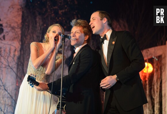 Taylor Swift, le Prince William et Bon Jovi chantent sur scène à Londres le 26 novembre 2013