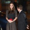 Kate Middleton arrive au gala de charité organisé par SportsAid à Londres le 28 novembre 2013