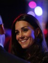 Kate Middleton a le sourire au gala de charité organisé par SportsAid à Londres le 28 novembre 2013
