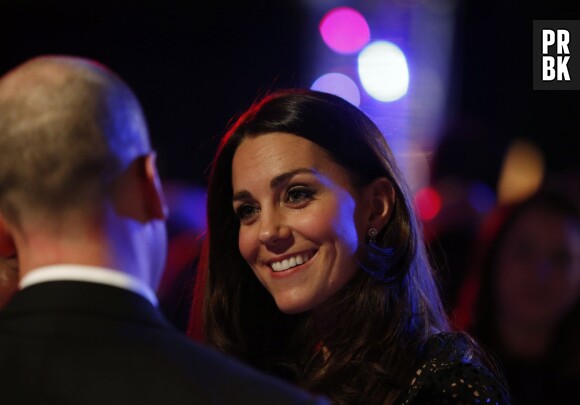 Kate Middleton a le sourire au gala de charité organisé par SportsAid à Londres le 28 novembre 2013