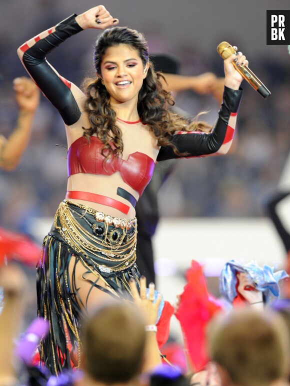 Selena Gomez assure le show, le 28 novembre 2013 pendant le match des Dallas Cowboys
