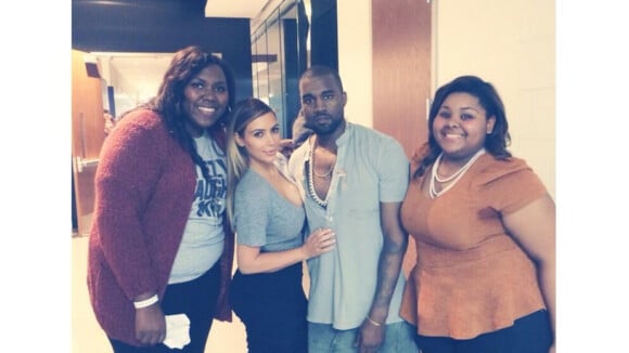 Kim Kardashian généreuse avec une fan pendant un concert de Kanye West