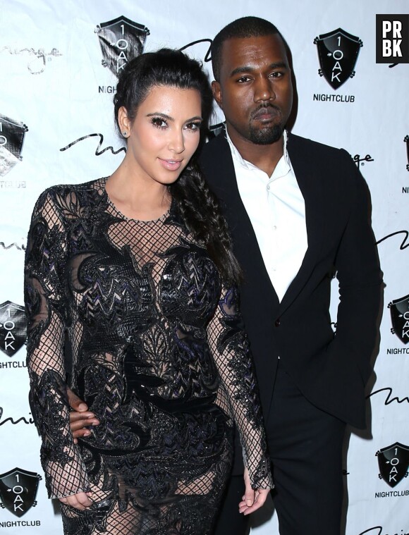 Kim Kardashian proche d'une fan pendant un concert de Kanye West