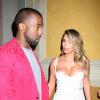 Kim Kardashian proche d'une fan pendant un concert de Kanye West