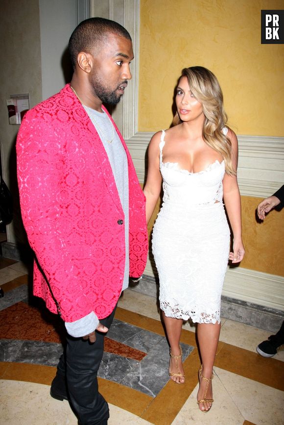 Kim Kardashian proche d'une fan pendant un concert de Kanye West