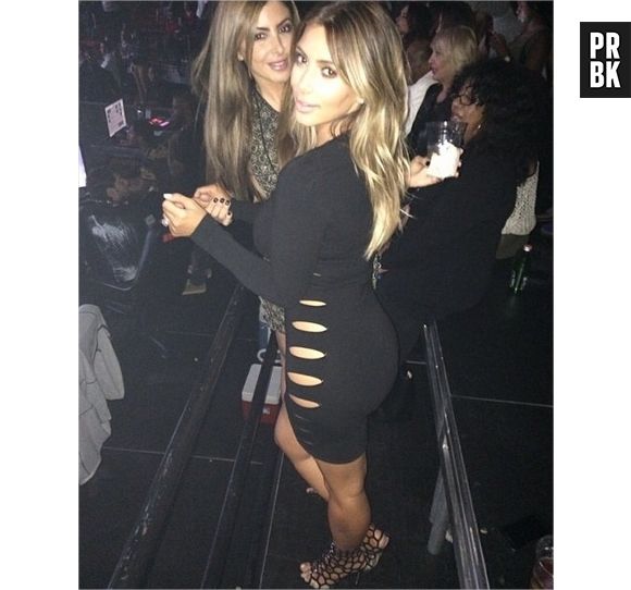 Kim Kardashian proche d'une fan pendant un concert de Kanye West