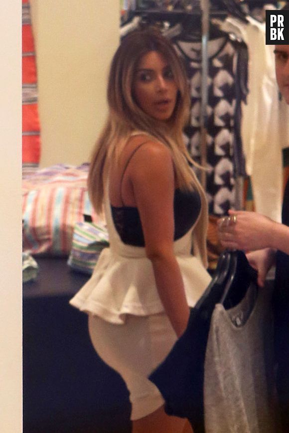 Kim Kardashian proche d'une fan pendant un concert de Kanye West
