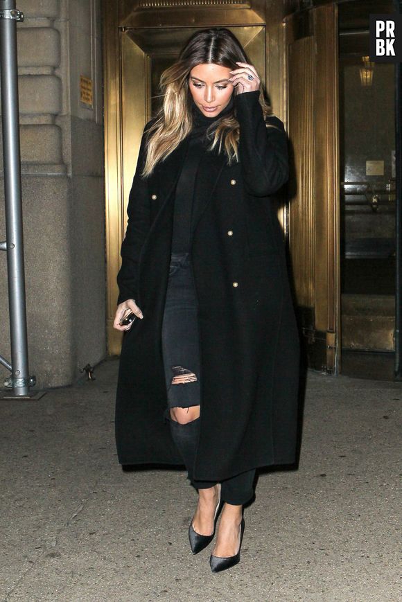 Kim Kardashian proche d'une fan pendant un concert de Kanye West