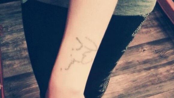 Justin Bieber : une fan se fait le tatouage de l'autographe... de son sosie