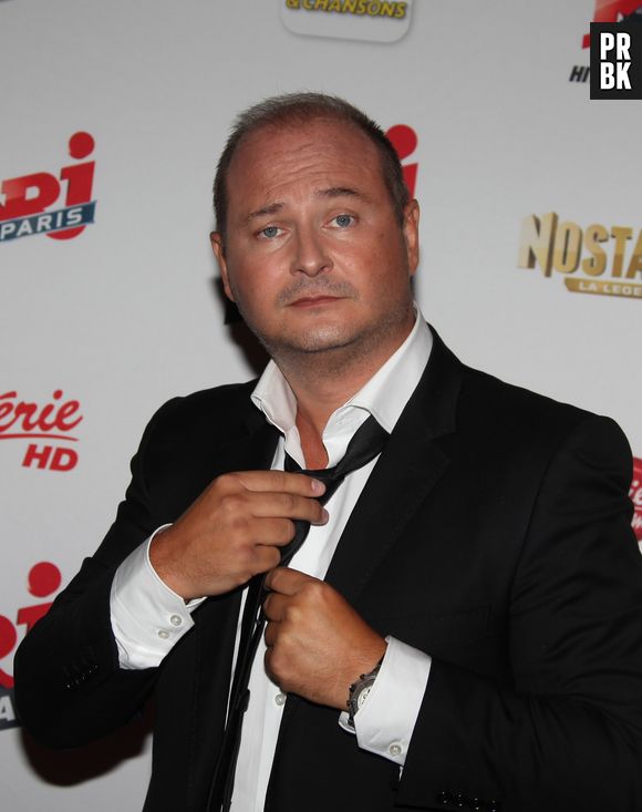 Cauet, déguisé en Père Noël, a rendu visite à Kev Adams sur la scène du Bataclan, le 19 décembre 2013