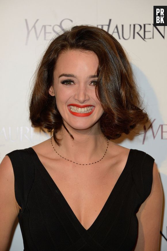 Charlotte Le Bon sur le tapis rouge d'Yves Saint Laurent, le 19 décembre 2013 à Paris