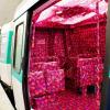 Une rame de métro redécorée avec du papier cadeau à Paris