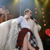 Miley Cyrus : fourrure et twerk en coulisses pour le Jingle Ball