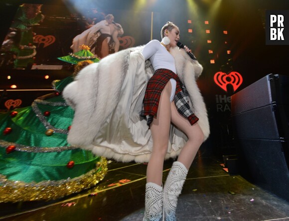 Miley Cyrus sexy au Jingle Ball de Miami le 21 décembre 2013