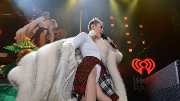 Miley Cyrus : fourrure et twerk en coulisses pour le Jingle Ball