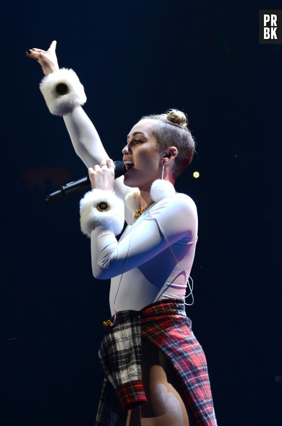 Miley Cyrus en body au Jingle Ball de Miami le 21 décembre 2013