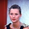 Kate Moss : elle commence le mannequint en 1990 (ici en backstage d'un défilé au début des 90's)