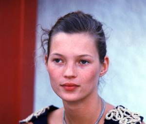 Kate Moss : elle commence le mannequint en 1990 (ici en backstage d'un défilé au début des 90's)