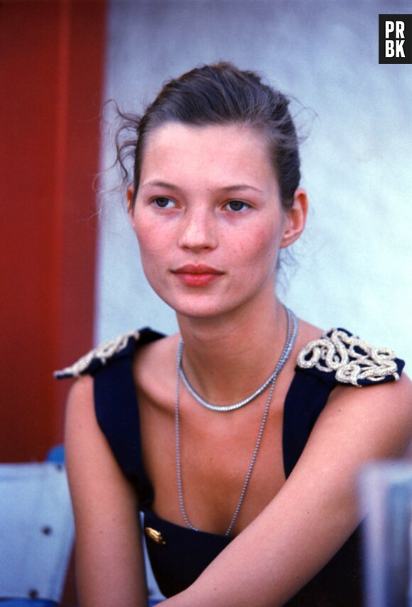 Kate Moss : elle commence le mannequint en 1990 (ici en backstage d'un défilé au début des 90's)