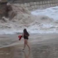 [VIDEO] Elle danse du ventre sur la plage, une vague s&#039;en débarasse