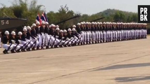 La Marine royale thaïlandaise en pleine parade façon domino.