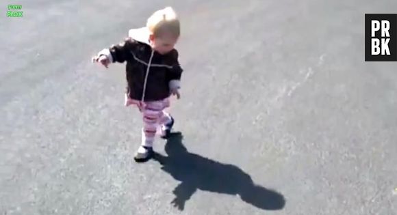 Des bébés découvrent leurs ombres pour la première fois