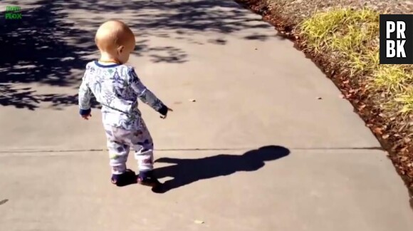 Des bébés découvrent leurs ombres pour la première fois