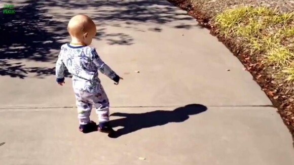 [VIDÉO] Quand un bébé découvre son ombre pour la première fois, c'est culte