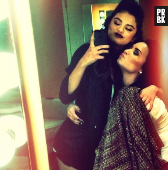Selena Gomez et Demi Lovato : complices dans les coulisses de X Factor, le 7 novembre 2013