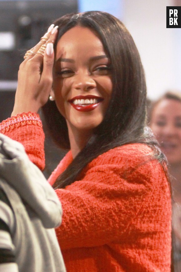 Rihanna : la chanteuse souriante à Good Morning America, le 29 janvier 2014 à New-York