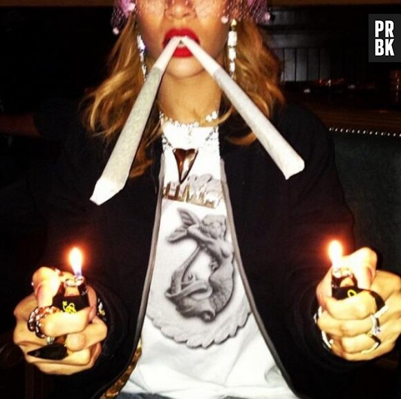 Rihanna : apologie de la drogue avec deux joints en photo à Amsterdam en juin 2013