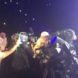 Miley Cyrus embrasse une fan en plein concert