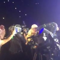 Miley Cyrus : après Katy Perry, bisou avec une fan pendant un concert