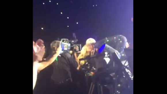 Miley Cyrus : après Katy Perry, bisou avec une fan pendant un concert