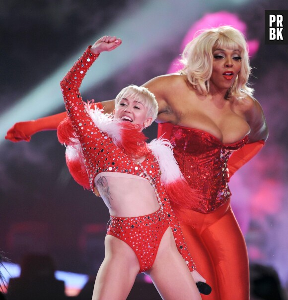 Miley Cyrus toujours aussi provocante lors de son Bangerz Tour