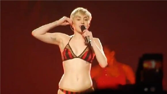 Miley Cyrus : en sous-vêtements sur scène, nouvelle provoc ?