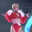 Miley Cyrus n'a peur de rien, même pas d'arriver presque nue sur scène