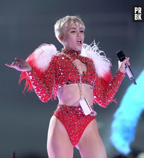 Miley Cyrus n'a peur de rien, même pas d'arriver presque nue sur scène