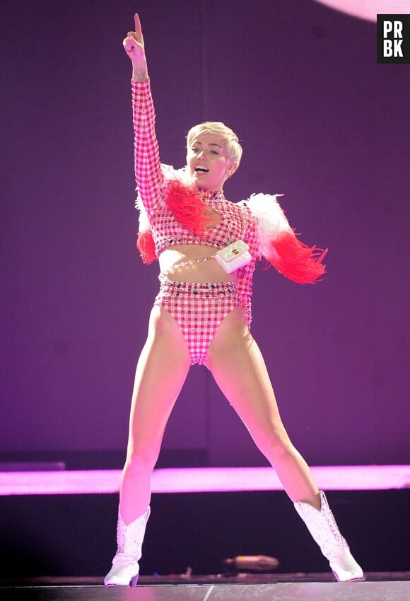 Miley Cyrus en costume pour l'un de ses concerts
